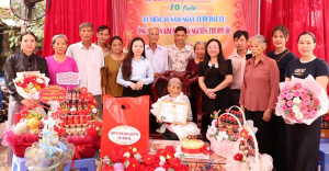 LÃNH ĐẠO XÃ LONG HÀ CHÚC THỌ TẠI GIA CÁC CỤ TRÊN 100 TUỔI, THÔN TÂN LONG 7.