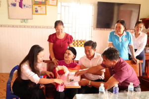 ĐỒNG CHÍ NGUYỄN ĐÌNH QUANG, PHÓ BÍ THƯ THƯỜNG TRỰC ĐẢNG ỦY, CHỦ TỊCH HĐND XÃ THĂM, CHÚC THỌ NGƯỜI CAO TUỔI.