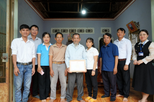 Lãnh đạo xã Long Hà thăm, tặng quà và chúc thọ người cao tuổi