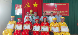 Lãnh đạo phường Long Hưng trao thiếp mừng tho cho các cụ cao tuổi