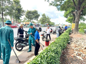 Cán bộ công chức, đoàn viên hội viên phường Long Hưng ra quân VSMT Đại lộ Nguyễn Hữu Cảnh (Hương lộ 2)