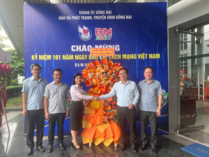 Lãnh đạo phường Long Hưng chúc mừng các cơ quan báo chí