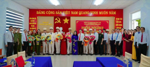 Trao quyết định thành lập Đảng bộ Công an phường Long Hưng
