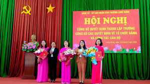 Đ/c Nguyễn Thị Như Ý - Thành ủy viên, Bí thư Đảng ủy, Chủ tịch HĐND phường Long Hưng (thứ hai từ phải qua) trao các quyết định về thành lập, sắp xếp các cơ sở giáo dục công lập tại trường Tiểu học Long Hưng (sau sắp xếp)