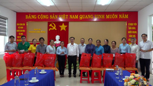LONG HƯNG TRAO 100 PHẦN QUÀ HỖ TRỢ HỘ NGHÈO, NGƯỜI LAO ĐỘNG...