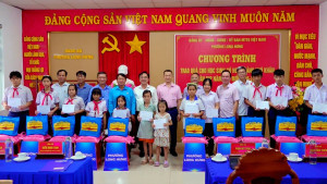 Đảng ủy, HĐND, UBND và Ủy ban MTTQ Việt Nam phường Long Hưng trao tặng 100 phần quà cho học sinh các cấp học có hoàn cảnh khó khăn trên địa bàn phường.