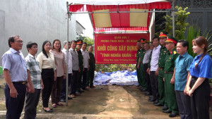 KHỞI CÔNG XÂY DỰNG NHÀ TÌNH NGHĨA QUÂN - DÂN CHO GIA ĐÌNH...