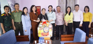 Đồng chí Huỳnh Thị Hằng - Phó Bí thư Tỉnh ủy, Chủ tịch Ủy ban MTTQ Việt Nam tỉnh thăm, tặng quà của Tỉnh tại phường Long Khánh, nhân dịp kỷ niệm 78 năm ngày Thương binh - Liệt sĩ (27/7/1947 - 27/7/2025)