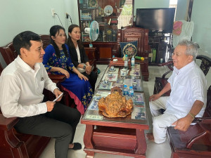 Đồng chí Trần Quốc Bình – Ủy viên Ban Thường vụ, Trưởng ban Xây dựng Đảng, Trưởng ban Văn hóa - Xã hội HĐND phường Long Khánh thăm và tặng quà cho các gia đình chính sách