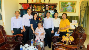 Đồng chí Lê Minh Ánh – Phó Bí thư Thường trực Đảng ủy, thăm các gia đình chính sách, người có công