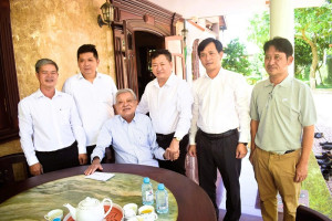 Đồng chí Tăng Quốc Lập – Phó Bí thư Đảng ủy, Chủ tịch UBND phường Long Khánh đến thăm hỏi và tặng quà các gia đình chính sách