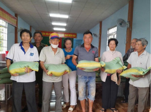 Ban khu phố 24, phường Long Khánh tổ chức trao quà cho các hộ khó khăn