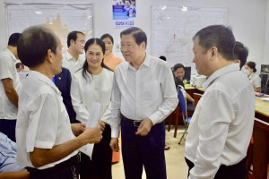Đồng chí Phan Đình Trạc - Ủy viên Bộ Chính trị, Bí thư Trung ương Đảng, Trưởng ban Nội chính Trung ương thăm và làm việc tại Trung tâm Hành chính công phường Long Khánh