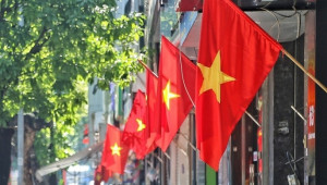 Phường Long Khánh triển khai treo cờ chào mừng Đại hội Đảng bộ phường lần thứ I, nhiệm kỳ 2025–2030