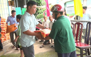 Lan tỏa yêu thương: Khu phố 11 trao 1 tấn gạo cho hộ khó khăn