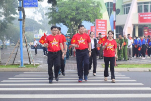 Phường Long Khánh hưởng ứng hoạt động “Cùng Việt Nam tiến bước”