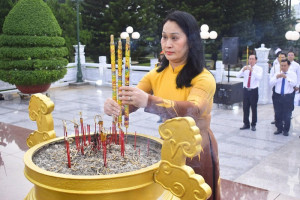 Lễ viếng Nghĩa trang Liệt sĩ, Đền thờ Liệt sĩ và và Di tích Căn cứ Thị ủy nhân Kỷ niệm 80 năm Cách mạng tháng Tám và Quốc khánh 2-9