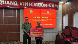 Trao kinh phí hỗ trợ sửa chữa nhà cho hộ khó khăn tại phường Long Khánh