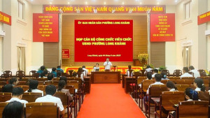 Chủ tịch UBND phường Long Khánh Tăng Quốc Lập họp đánh giá tình hình hoạt động sau một tháng triển khai mô hình chính quyền địa phương hai cấp