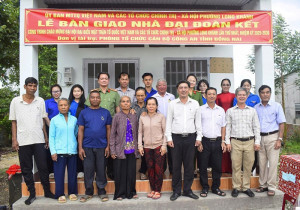 Trao tặng nhà Đại đoàn kết cho hộ gia đình có hoàn cảnh khó khăn