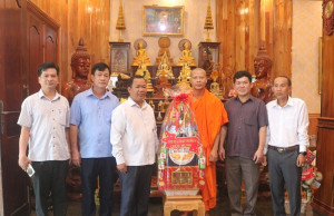 Sở Dân tộc và Tôn giáo và Công an tỉnh Đồng Nai đến thăm và chúc mừng chùa Hoa Sơn nhân Lễ Sene Dolta 2025