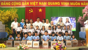 300 phần quà ý nghĩa trao tặng học sinh Trường Tiểu học Kim Đồng