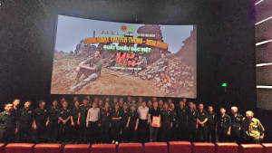 Cựu chiến binh phường Long Khánh chạm vào phim Mưa Đỏ