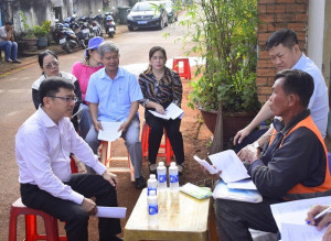 Đoàn công tác vận động các hộ dân bàn giao mặt bằng thuộc dự án đường Vành Đai 1, phường Long Khánh