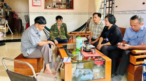 Đoàn giám sát thực tế thăm vườn bưởi của ông Tiêu Viết Chi - khu phố Bàu Trâm