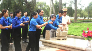 Đoàn Thanh niên phường Long Khánh dâng hoa, dâng hương tại Nghĩa trang Liệt sĩ nhân dịp Đại hội đại biểu Đoàn TNCS Hồ Chí Minh phường Long Khánh lần thứ I, nhiệm kỳ 2025–2030