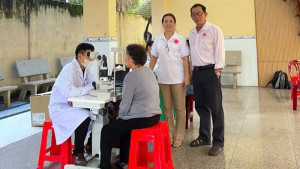 Khám mắt và trao quà cho người dân phường Long Khánh