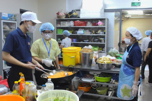 Đoàn kiểm tra an toàn vệ sinh thực phẩm phường Long Khánh kiểm tra đột xuất tại nhà hàng Nghĩa Ký II