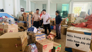 Chủ tịch UBND phường kiểm tra hàng hoá và động viên lực lượng hỗ trợ tiếp nhận hàng hoá ủng hộ đồng bào miền Trung
