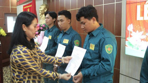 Chi bộ Quân sự phường Long Khánh kết nạp 05 đảng viên mới