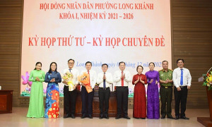 Ban Thường vụ Đảng ủy Long Khánh tặng hoa chúc mừng 02 đại biểu HĐND trúng cử Copy