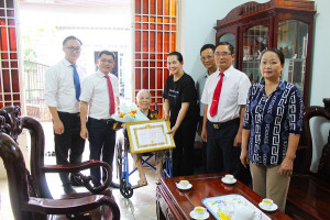 Phó Bí thư Thường trực Đảng ủy phường Long Khánh trao huy hiệu đảng cho 02 Đảng viên chi bộ khu phố 6