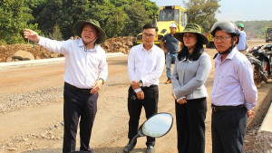 Lãnh đạo Đảng ủy phường Long Khánh kiểm tra thực tế tuyến đường Vành đai 1