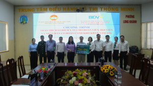 Chương trình trao tặng thẻ bảo hiểm y tế cho các hộ gia đình có hoàn cảnh khó khăn trên địa bàn