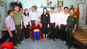 Đoàn công tác số 10 tỉnh Đồng Nai thăm Mẹ Việt Nam Anh hùng và Anh hùng LLVT tại phường Long Khánh