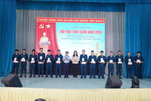 Thanh niên nhập ngũ phường Long Khánh dâng hương tưởng niệm các Anh hùng Liệt sĩ