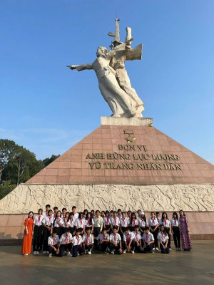 Trường THCS Nguyễn Trãi đã tổ chức hoạt động về nguồn nhân dịp kỷ niệm 51 năm Ngày Giải phóng Long Khánh
