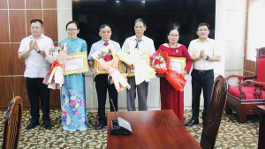 Trao bằng khen của Tỉnh ủy Đồng Nai đối với các đảng viên đạt tiêu chuẩn “Hoàn thành xuất sắc nhiệm vụ” 5 năm liền