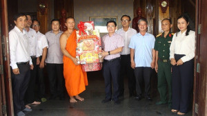 Đoàn lãnh đạo phường Long Khánh thăm, chúc Tết Chôl Chnăm Thmây đồng bào dân tộc Khmer tại Hoa Sơn Tự