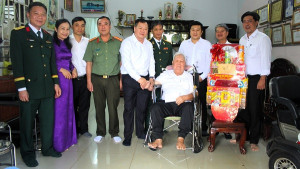 Đồng chí Tăng Quốc Lập – Phó Bí thư Đảng ủy phường, Chủ tịch UBND phường Long Khánh thăm, tặng quà Anh hùng Lực lượng vũ trang nhân dân và Mẹ Việt Nam Anh hùng