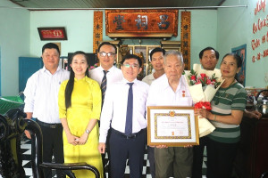 Trao tặng Huy hiệu 60 năm tuổi Đảng cho Đảng viên cao tuổi