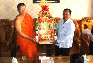 Sở Dân tộc và Tôn giáo tỉnh Đồng Nai thăm chúc Tết Chôl Chnăm Thmây tại chùa Hoa Sơn, phường Long Khánh