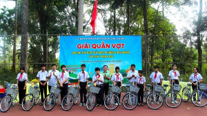 Tặng 10 xe đạp cho học sinh nghèo tại Lễ khai mạc giải quần vợt Đại hội Thể dục Thể thao phường Long Khánh lần thứ I năm 2026