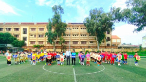 Ban tổ chức trao cờ lưu niệm cho các đội bóng thiếu nhi tham dự giải