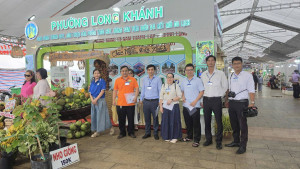 Sôi nổi hoạt động chấm thi các gian hàng trái cây và sản phẩm OCOP tại Lễ hội Trái cây Long Khánh năm 2026