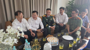 Chủ tịch UBND UBND phường Long Khánh thăm, tặng quà các gia đình chính sách nhân kỷ niệm 79 năm Ngày Thương binh - Liệt sĩ